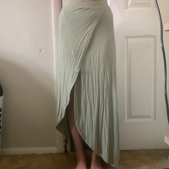 Charlotte Russe Maxi Skirt with front slit - Picture 3 of 3